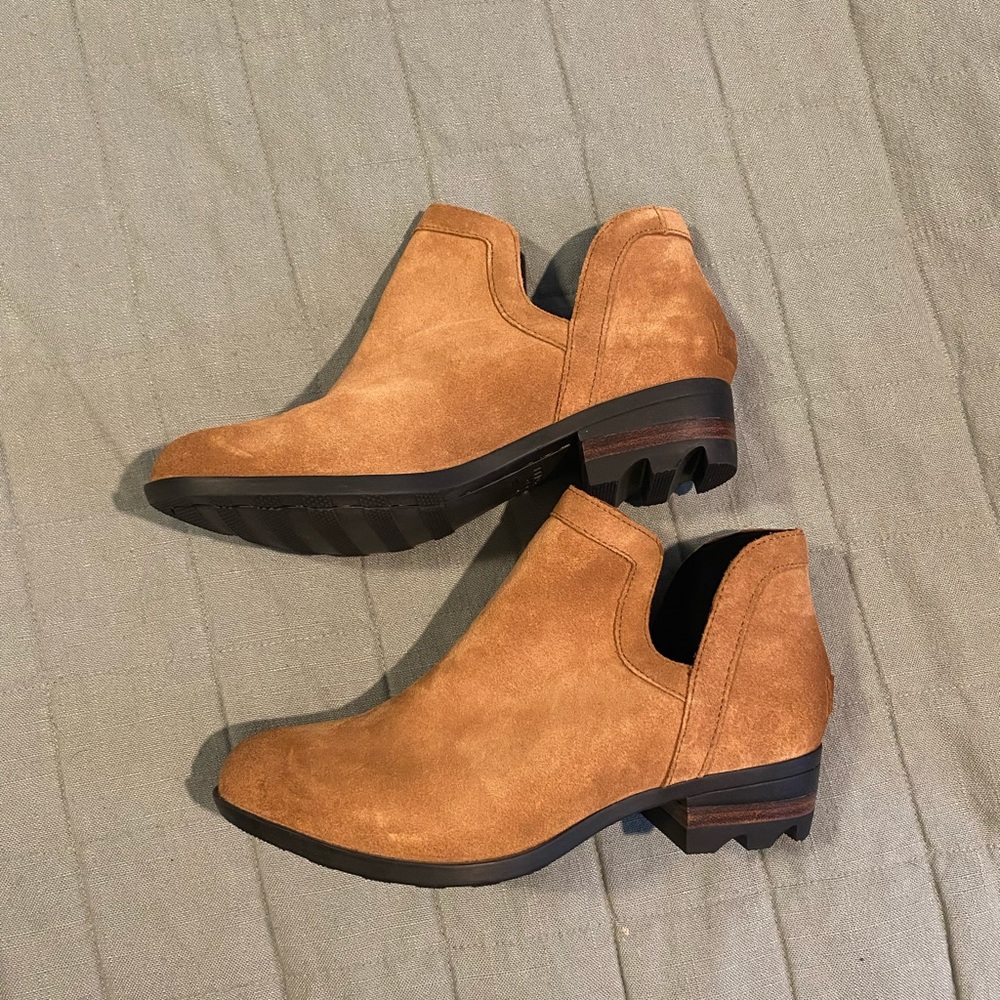 Lolla Cut Out Bootie size 7.5. NIB Never worn. Suede material and great color!